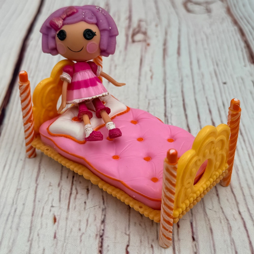 Lalaloopsy Mini Doll Candy Peppermint Bed MGA Entertainment Added Glitter